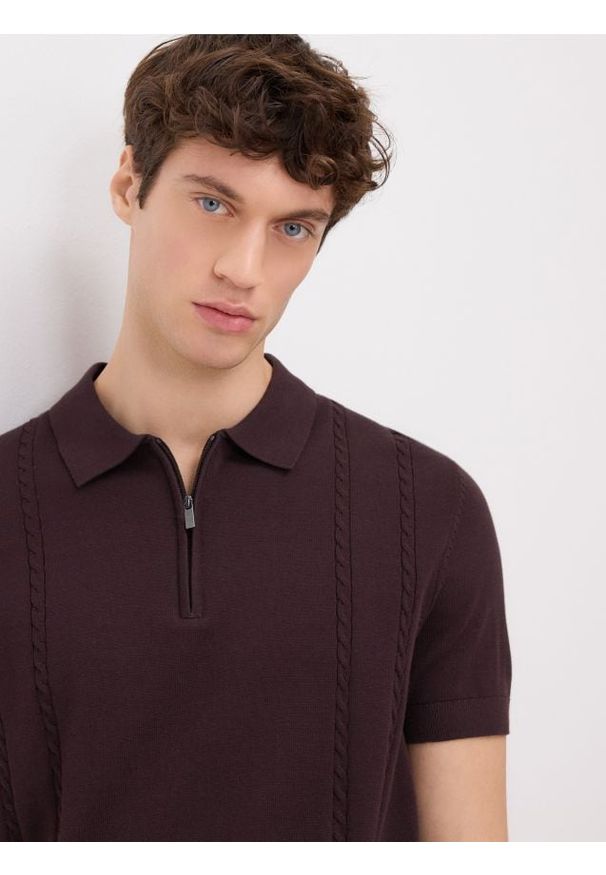 Reserved - Bawełniany sweter polo - ciemnobrązowy. Typ kołnierza: polo. Kolor: brązowy. Materiał: bawełna