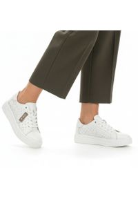 Sneakersy damskie S.Barski, cholewka skóra naturalna perforowana wiązanie klasyczne niski fason zaokrąglony nosek gruba podeszwa casualowy charakter,. Okazja: na co dzień. Zapięcie: sznurówki. Kolor: biały. Materiał: skóra. Szerokość cholewki: normalna. Obcas: na platformie. Sport: turystyka piesza #8