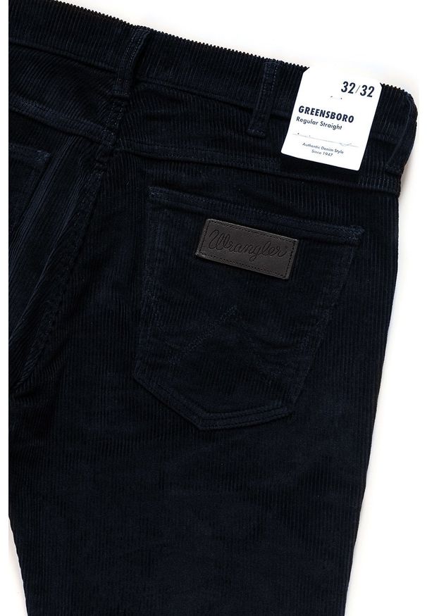 Wrangler - WRANGLER SPODNIE MĘSKIE GREENSBORO DARK NAVY W15QA2XAE 112126849. Materiał: sztruks