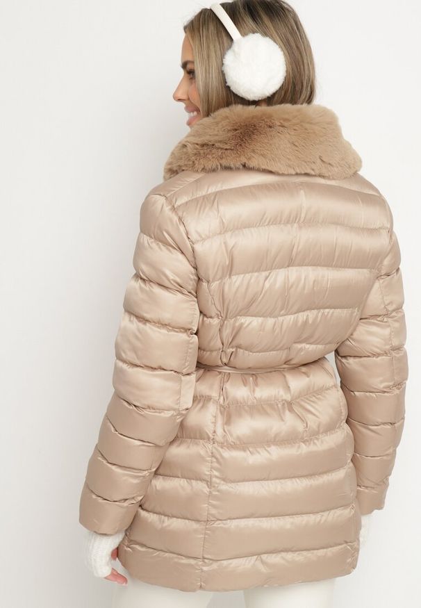 Born2be - Beżowa Pikowana Kurtka z Paskiem i Futrzanym Kołnierzem Gunnitte. Typ kołnierza: bez kaptura. Kolor: beżowy. Materiał: futro. Styl: elegancki