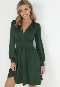 Born2be - Ciemnozielona Sukienka Kopertowa Taliowana Maecenus. Okazja: na co dzień. Typ kołnierza: dekolt w serek. Kolor: zielony. Materiał: wiskoza. Typ sukienki: kopertowe. Styl: elegancki, casual #1