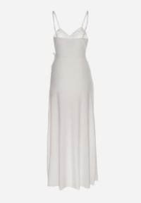 Born2be - Biała Koktajlowa Sukienka z Kopertowym Dekoltem na Ramiączkach z Ozdobną Falbanką Nestasi. Okazja: na co dzień. Kolor: biały. Długość rękawa: na ramiączkach. Typ sukienki: kopertowe. Styl: wizytowy #6