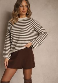Renee - Jasnobeżowy Oversizowy Sweter w Paski z Domieszką Wełny i Wiskozy Tidania. Okazja: na co dzień. Kolor: beżowy. Materiał: wiskoza, wełna. Wzór: paski. Styl: elegancki, casual, klasyczny