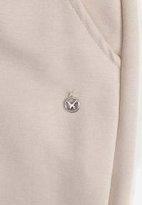 Born2be - Beżowe Spodnie Dresowe Joggery z Wysokim Stanem i Ściągaczami przy Kostkach Janlea. Okazja: do domu, na co dzień, na spacer. Stan: podwyższony. Kolor: beżowy. Materiał: dresówka. Długość: krótkie. Styl: sportowy, klasyczny, casual #5