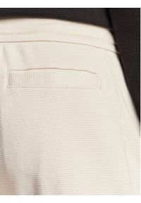 Calvin Klein Jeans Szorty sportowe J30J322914 Beżowy Regular Fit. Kolor: beżowy. Materiał: bawełna. Styl: sportowy #5