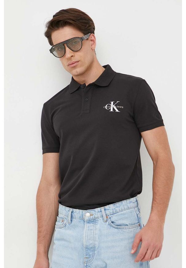 Calvin Klein Jeans polo męski kolor czarny z nadrukiem. Typ kołnierza: polo. Kolor: czarny. Materiał: dzianina. Długość: krótkie. Wzór: nadruk