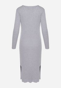 Born2be - Szara Sukienka Sweterkowa z Wiskozą Ozdobiona z Boku Rozcięciami Ninnoriel. Okazja: na co dzień. Kolor: szary. Materiał: wiskoza. Wzór: aplikacja. Typ sukienki: proste. Styl: klasyczny, casual, elegancki #5