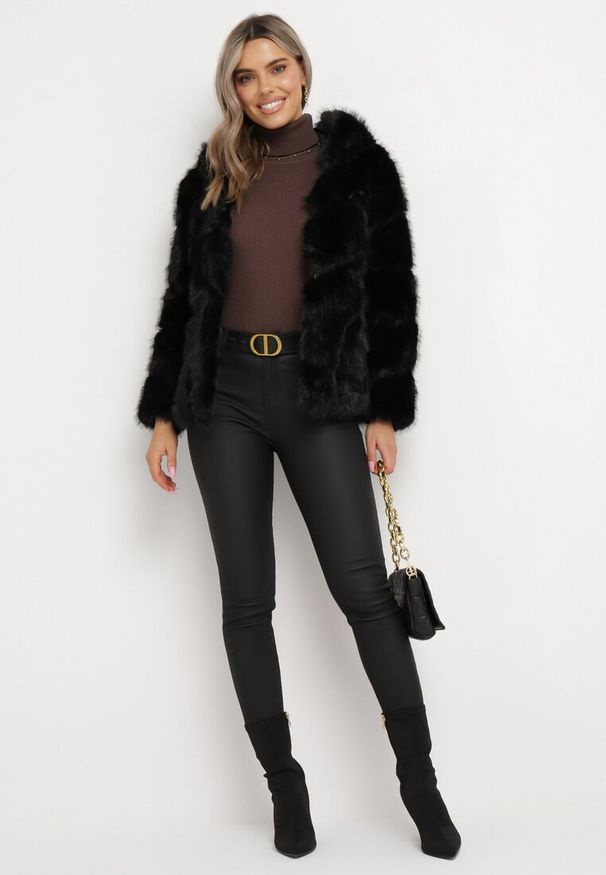 Born2be - Czarna Futrzana Kurtka z Kapturem Daviella. Typ kołnierza: kaptur. Kolor: czarny. Materiał: futro. Wzór: aplikacja