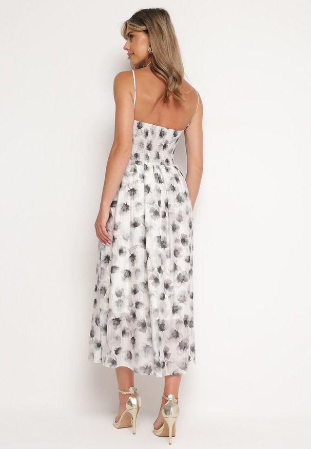 Born2be - Biała Rozkloszowana Sukienka w Florystyczny Print z Chokerem Różą Jomeria. Okazja: na co dzień. Typ kołnierza: dekolt w kształcie V. Kolor: biały. Długość rękawa: krótki rękaw. Wzór: nadruk. Styl: casual