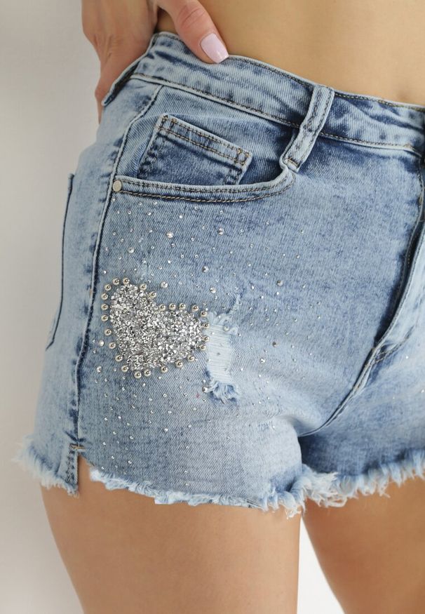Born2be - Niebieskie Szorty z Cyrkoniami i Postrzępionymi Nogawkami Geelvani. Kolor: niebieski. Materiał: jeans. Długość: krótkie