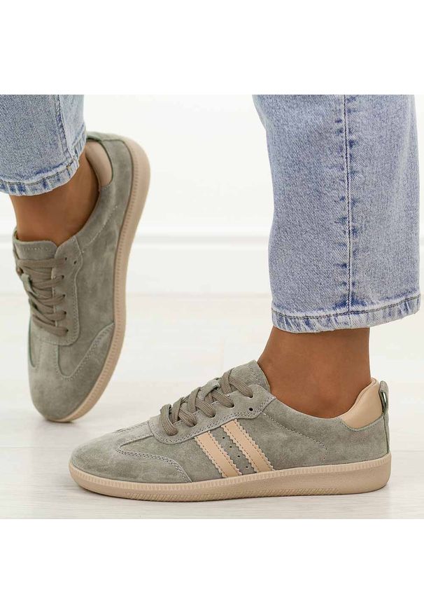 Khaki skórzane półbuty damskie Filippo Dp7508/26. Okazja: na co dzień, na spacer. Kolor: brązowy. Materiał: nubuk, skóra. Szerokość cholewki: normalna. Sezon: jesień, wiosna, lato. Obcas: na płaskiej podeszwie. Styl: klasyczny, casual, elegancki