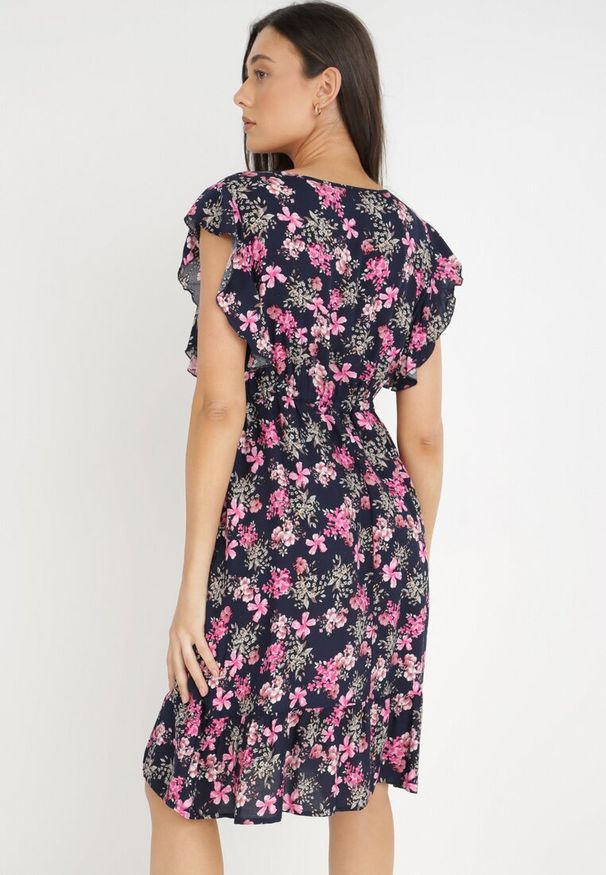 Born2be - Granatowa Sukienka z Wiskozy Actamia. Okazja: na co dzień. Typ kołnierza: kołnierz z falbankami, kokarda. Kolor: niebieski. Materiał: wiskoza. Wzór: kwiaty. Typ sukienki: proste. Styl: casual. Długość: mini