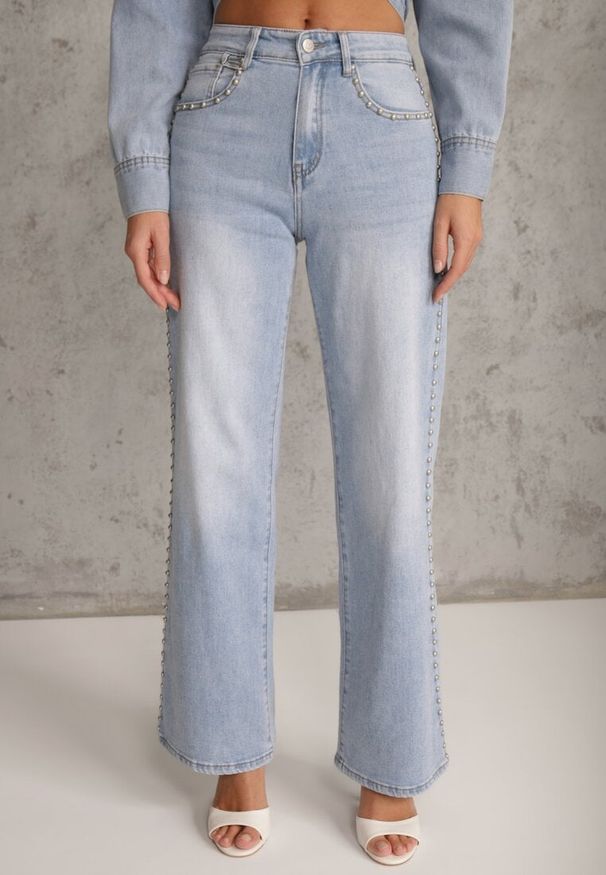 Renee - Niebieskie Szerokie Jeansy Ozdobione Nitami High Waist z Bawełną Typhele. Okazja: na co dzień. Stan: podwyższony. Kolor: niebieski. Wzór: aplikacja. Sezon: wiosna. Styl: casual, klasyczny