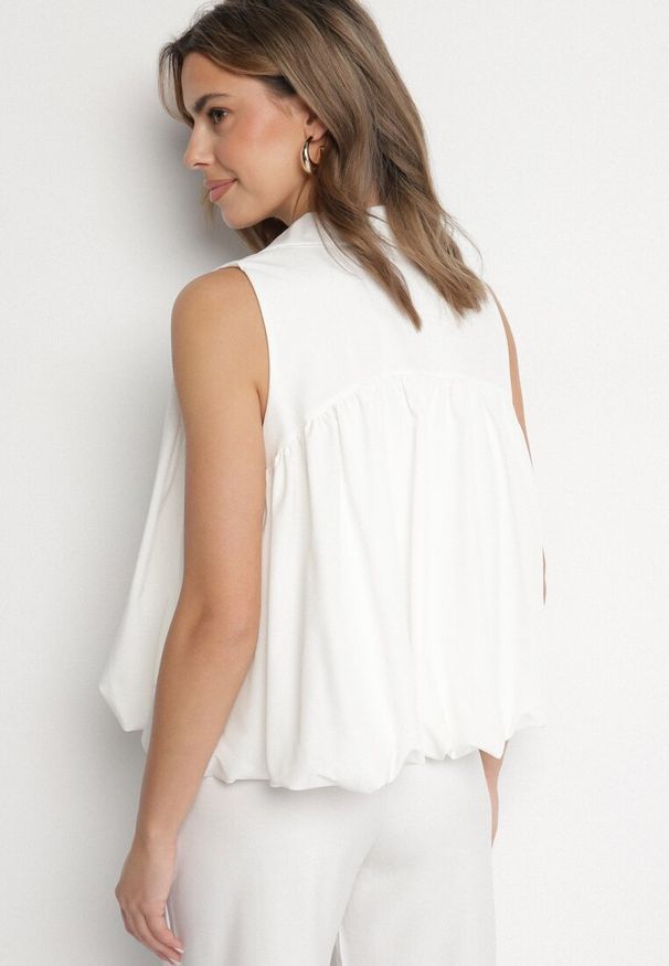 Born2be - Biała Bluza Rozkloszowana Oversize z Kołnierzykiem Eridwen. Okazja: na co dzień. Typ kołnierza: kołnierzyk klasyczny, dekolt w serek. Kolor: biały. Długość rękawa: długi rękaw. Długość: długie. Styl: klasyczny, casual