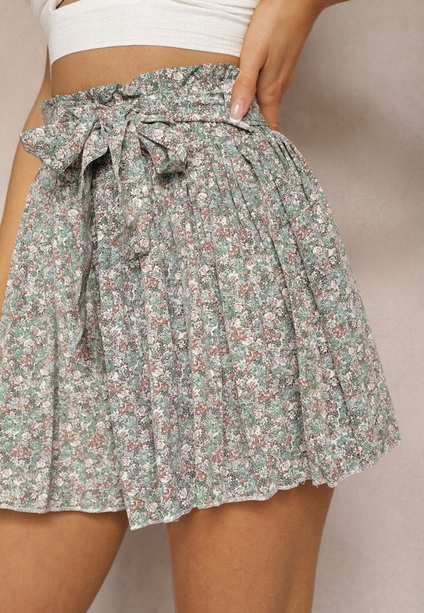 Renee - Zielone Plisowane Szorty High Waist z Szerokimi Nogawkami z Paskiem i Gumką w Talii Derefia. Okazja: na co dzień. Stan: podwyższony. Kolor: zielony. Styl: casual, retro