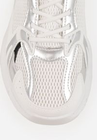 Renee - Biało-Srebrne Sneakersy Vices na Platformie Ozdobione Tłoczeniem Natiselle. Okazja: na co dzień. Kolor: biały. Materiał: jeans. Wzór: aplikacja. Obcas: na platformie #5