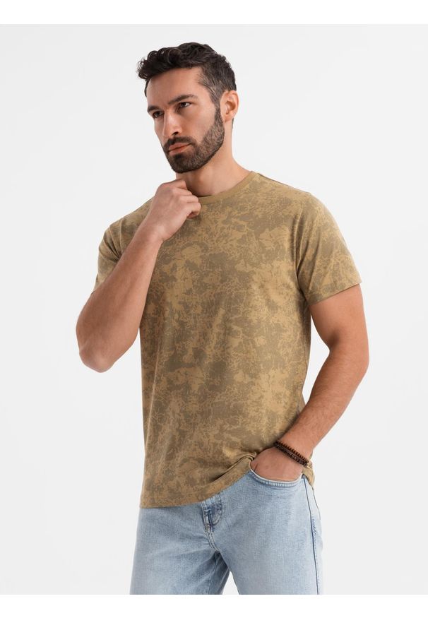 Ombre Clothing - Wzorzysta bawełniana męska koszulka z krótkim rękawem – oliwkowa V3 OM-TSFP-0223 - XXL. Okazja: na co dzień. Kolor: oliwkowy. Materiał: bawełna. Długość rękawa: krótki rękaw. Długość: krótkie. Wzór: nadruk. Styl: klasyczny, casual