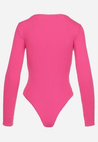 Born2be - Fuksjowe Body Prążkowane z Wycięciem na Dekolcie Volfi. Kolor: różowy. Materiał: prążkowany. Styl: klasyczny