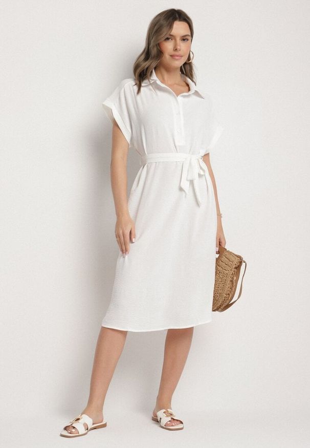 Born2be - Biała Sukienka z Bawełną i Ozdobnym Paskiem Savanire. Okazja: na co dzień. Kolor: biały. Materiał: bawełna. Typ sukienki: koszulowe. Styl: klasyczny, casual, elegancki