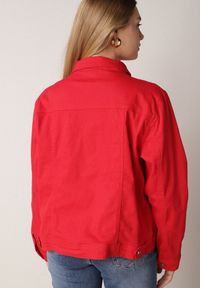Born2be - Czerwona Bawełniana Kurtka Jeansowa Perimea. Kolor: czerwony. Materiał: bawełna, jeans #5