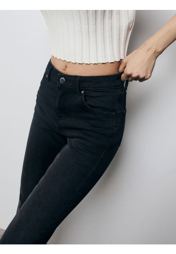 Reserved - Jeansy slim mid rise - czarny. Kolor: czarny