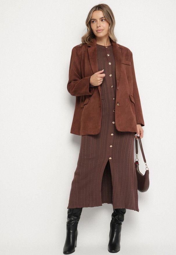 Born2be - Brązowa Sweterkowa Sukienka z Wiskozą Ozdobiona Metalicznymi Guzikami Eldatila. Okazja: na co dzień, na spacer. Kolor: brązowy. Materiał: wiskoza. Wzór: aplikacja. Typ sukienki: proste. Styl: casual, klasyczny