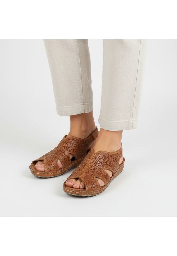 Pomarańczowe Sandały Kampa Wygodne Skórzane Buty Na Lato. Okazja: na spacer. Zapięcie: pasek. Kolor: pomarańczowy. Materiał: skóra. Wzór: ażurowy, aplikacja. Sezon: lato. Styl: elegancki