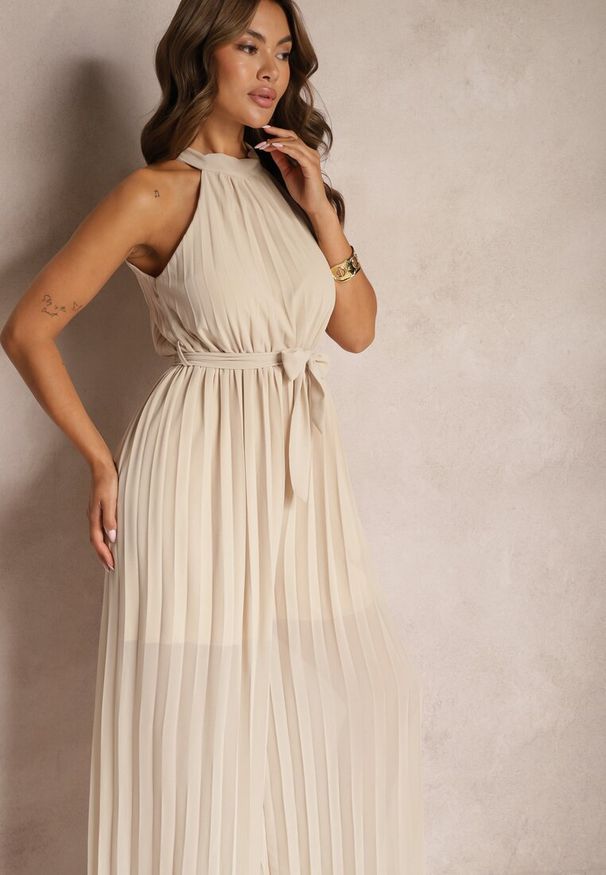 Renee - Beżowy Kombinezon z Dekoltem Typu Halter i Gumką w Talii Zolefia. Kolor: beżowy. Długość: długie. Styl: elegancki