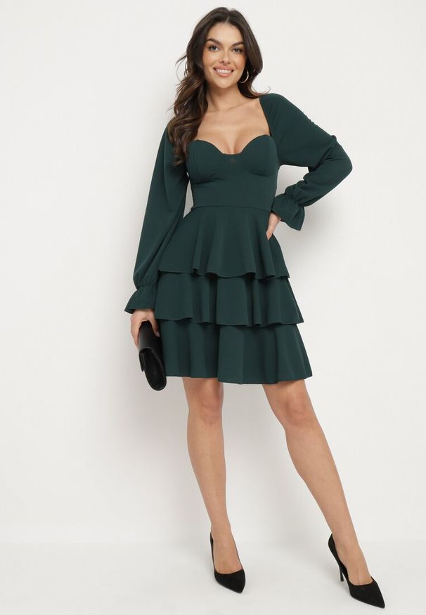 Born2be - Ciemnozielona Rozkloszowana Sukienka z Falbankami i Bufiastymi Rękawami Semithara. Okazja: na co dzień. Typ kołnierza: kołnierz z falbankami. Kolor: zielony. Wzór: aplikacja. Styl: elegancki, klasyczny, casual