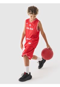 4F JUNIOR - Koszulka reprezentacyjna dziecięca 4F x PZKOSZ 2024 - czerwona. Kolor: wielokolorowy. Materiał: dzianina, syntetyk, materiał, włókno. Długość rękawa: na ramiączkach. Wzór: gładki, nadruk, ze splotem. Sport: fitness, koszykówka