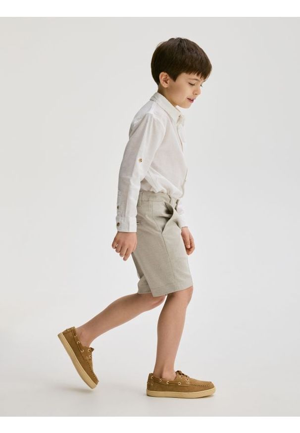 Reserved - Szorty z wiskozą - beżowy. Kolor: beżowy. Materiał: wiskoza