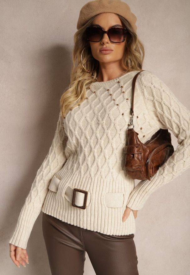 Renee - Jasnobeżowy Sweter z Ozdobnym Paskiem i Splotem Vittella. Typ kołnierza: dekolt w serek. Kolor: beżowy. Materiał: jeans. Wzór: ze splotem. Styl: klasyczny, elegancki