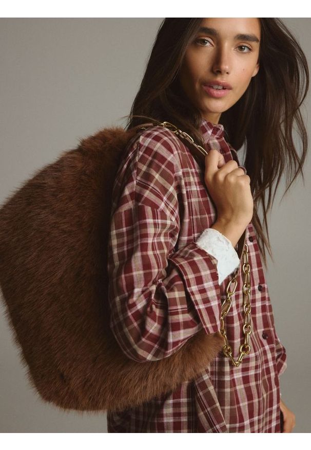 Reserved - Futerkowa torebka na ramię - bordowy. Kolor: czerwony. Materiał: futrzane. Rodzaj torebki: na ramię