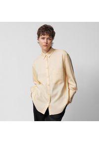 outhorn - Koszula oversize z lyocellu damska - żółta. Kolor: żółty. Materiał: włókno, satyna, materiał, lyocell, tkanina. Sezon: lato
