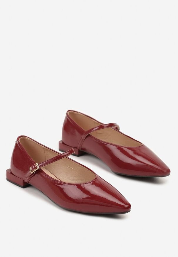 Born2be - Bordowe Balerinki Vices z Paskiem z Klamerką i Skórzaną Wkładką Quane. Okazja: na co dzień, na spotkanie biznesowe, do pracy. Nosek buta: szpiczasty. Zapięcie: pasek. Kolor: czerwony. Materiał: skóra. Obcas: na obcasie. Styl: casual, biznesowy, elegancki. Wysokość obcasa: niski