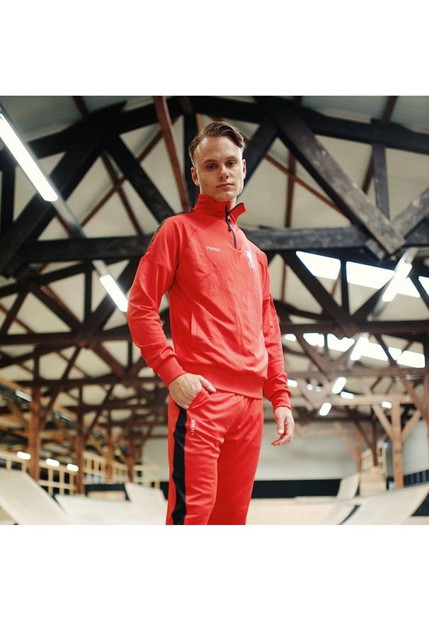 LIVERPOOL FC - Dres piłkarski dla dorosłych Liverpool 22/23. Kolor: czerwony. Materiał: dresówka. Sport: piłka nożna