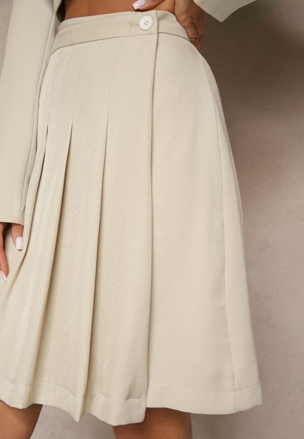Renee - Beżowa Plisowana Spódnica Rozkloszowana o Kopertowym Fasonie Divonna. Okazja: na co dzień, na spacer. Kolor: beżowy. Materiał: jedwab. Styl: klasyczny, elegancki, casual