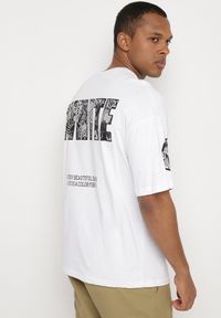 Born2be - Biała Bawełniana Koszulka T-shirt z Ozdobnym Nadrukiem Sanestia. Okazja: na co dzień. Kolor: biały. Materiał: bawełna. Wzór: nadruk. Styl: klasyczny, casual, elegancki #7