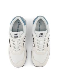 Buty dziecięce New Balance G5744LM – beżowe. Okazja: na co dzień, na uczelnię. Kolor: beżowy. Materiał: zamsz, syntetyk, materiał. Szerokość cholewki: normalna. Model: New Balance 574. Sport: turystyka piesza #4