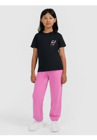 4f - 4F T-shirt regular z nadrukiem dziewczęcy - czarny 152 (11-12 lat). Okazja: na co dzień. Kolor: czarny. Materiał: skóra, bawełna. Wzór: nadruk. Sezon: lato. Styl: klasyczny, casual