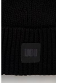 Ugg - UGG Czapka z domieszką wełny kolor czarny z grubej dzianiny. Kolor: czarny. Materiał: wełna, dzianina #3