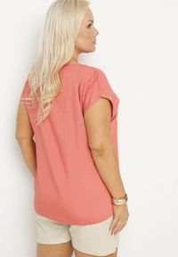 Born2be - Łososiowa Bluzka z Krótkim Luźnym Rękawem Mepola. Okazja: na co dzień. Kolekcja: plus size. Kolor: różowy. Materiał: jeans. Długość rękawa: krótki rękaw. Długość: krótkie. Styl: elegancki, casual #3