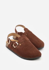 Born2be - Brązowe Sandały w Stylu Chodaków Ozdobione Klamrami Qyrraya. Okazja: na co dzień. Zapięcie: klamry. Kolor: brązowy. Materiał: jeans. Wzór: aplikacja. Sezon: lato. Styl: casual, elegancki #6