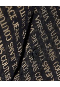 Versace Jeans Couture - VERSACE JEANS COUTURE - Czarna koszula ze złotym logo. Okazja: na co dzień. Kolor: czarny. Materiał: bawełna. Długość rękawa: długi rękaw. Długość: długie. Wzór: aplikacja. Styl: casual
