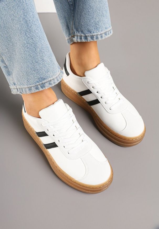 Renee - Białe Sneakersy na Tłoczonej Platformie Ozdobione Paskami Felainora. Okazja: na co dzień, na spacer. Zapięcie: pasek. Kolor: biały. Wzór: aplikacja. Obcas: na platformie. Sport: turystyka piesza