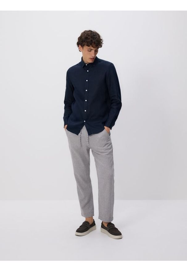 Reserved - Spodnie carrot z lnem - ciemnoszary. Kolor: szary. Materiał: len