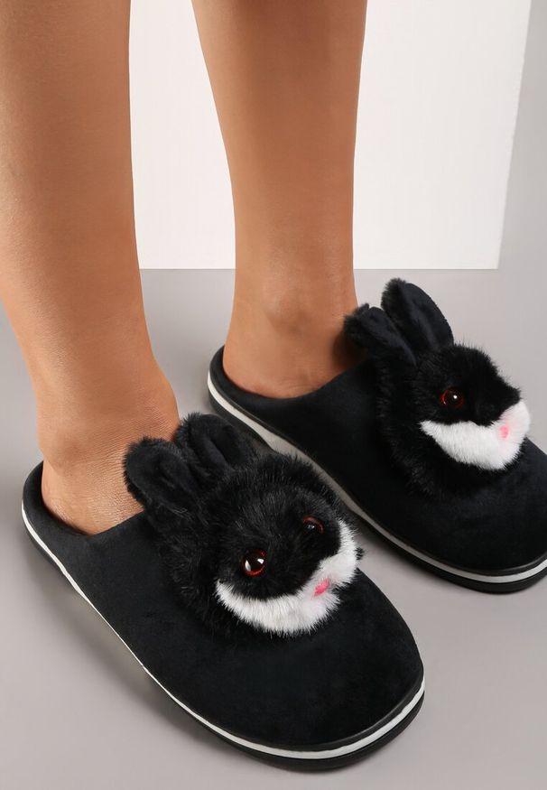 Renee - Czarne Kapcie Antinna. Zapięcie: bez zapięcia. Kolor: czarny. Materiał: materiał, dresówka, welur. Wzór: aplikacja. Styl: sportowy