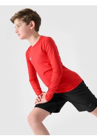 4f - Longsleeve sportowy chłopięcy - czerwony. Kolor: czerwony. Materiał: materiał, dzianina, syntetyk, elastan. Długość rękawa: długi rękaw. Długość: długie. Wzór: ze splotem, jednolity, gładki. Sport: fitness #1