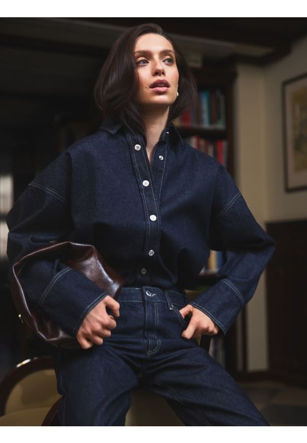 Reserved - Jeansowa koszula oversize - granatowy. Kolor: niebieski. Materiał: jeans