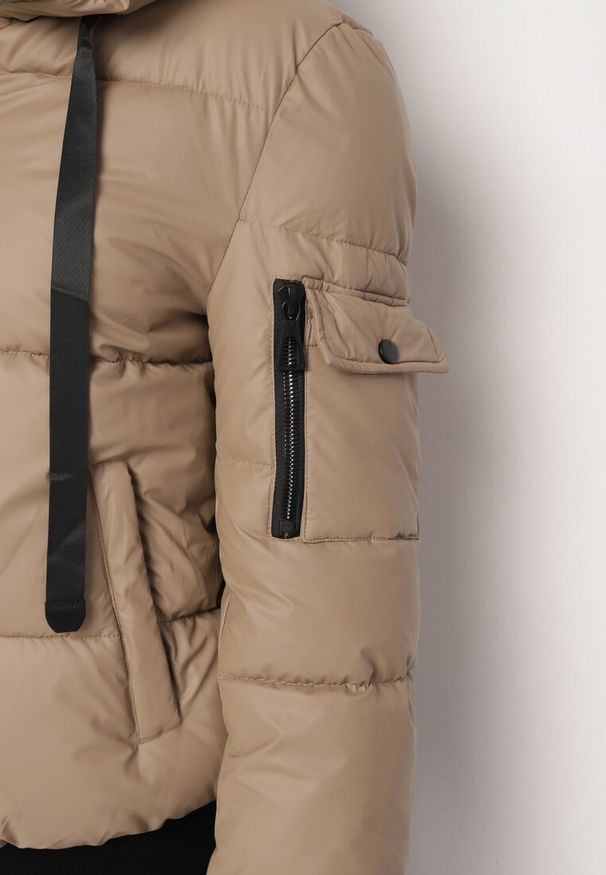 Born2be - Ciemnobeżowa Prosta Kurtka Pikowana z Kapturem i Kieszeniami Mirilda. Okazja: na spacer, na co dzień. Typ kołnierza: kaptur. Kolor: beżowy. Materiał: jeans. Sezon: zima. Styl: klasyczny, casual, elegancki